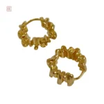 Accessoire tendance : boucles d'oreilles ondulées modernes