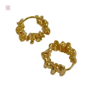 Accessoire tendance : boucles d'oreilles ondulées modernes