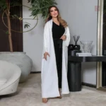 Kimono élégant en blanc fluide
