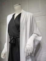 Kimono blanc, pièce maîtresse de votre garde-robe