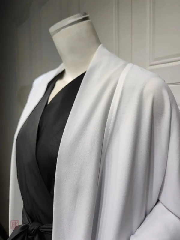 Vêtements modestes en blanc, parfaits pour l'été