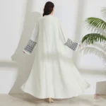 Vêtement traditionnel : Abaya à motifs stylisés