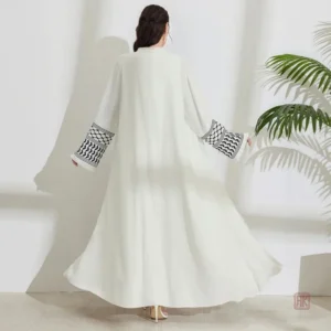 Vêtement traditionnel : Abaya à motifs stylisés