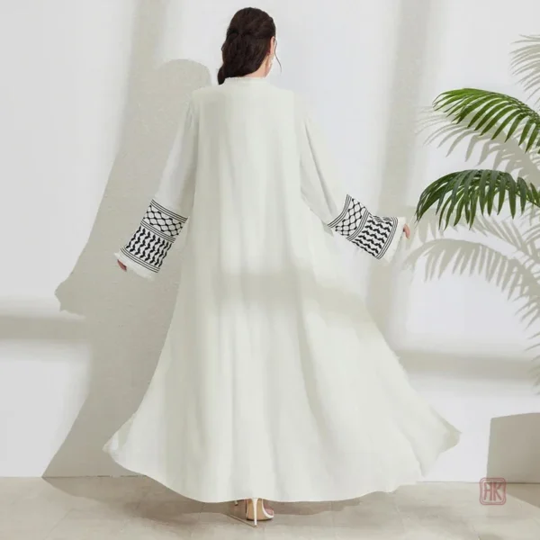Vêtement traditionnel : Abaya à motifs stylisés