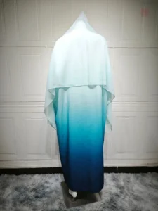 Vêtement féminin kimono bleu pour toutes occasions