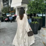 Kimono beige, design sophistiqué pour occasions spéciales