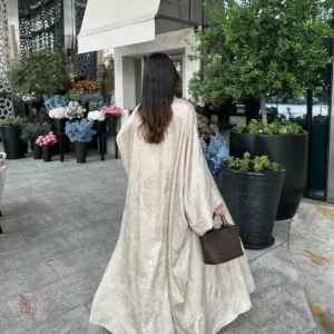 Kimono beige, design sophistiqué pour occasions spéciales