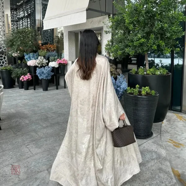 Kimono beige, design sophistiqué pour occasions spéciales