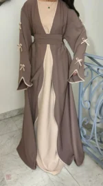 Abaya chic avec nœuds, parfaite pour un look sophistiqué