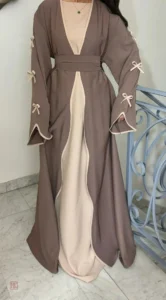 Abaya chic avec nœuds, parfaite pour un look sophistiqué