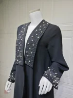 Détails perles sur Abaya Kimono tendance