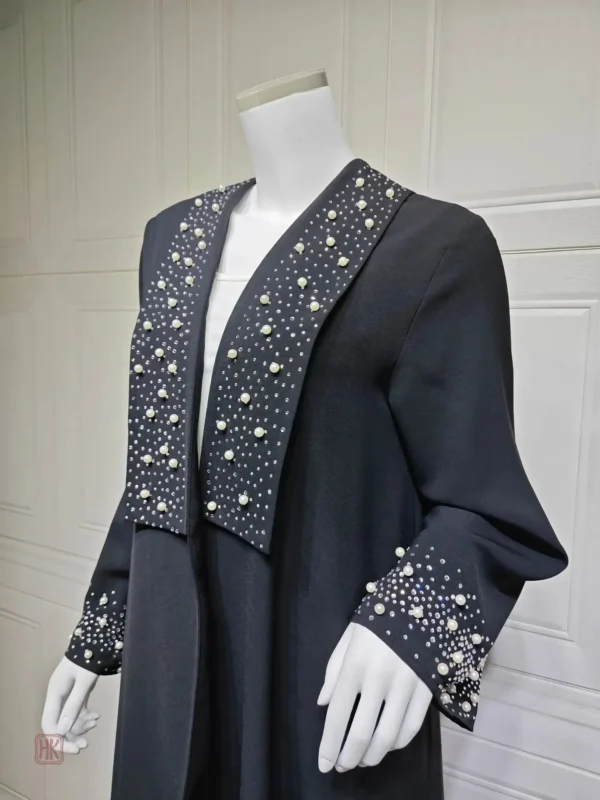 Détails perles sur Abaya Kimono tendance