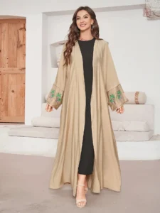 Vêtement féminin kimono en teinte beige