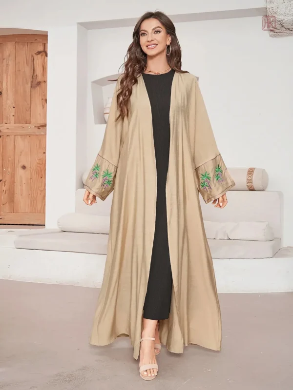 Vêtement féminin kimono en teinte beige