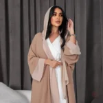 Kimono élégant beige, style moderne et raffiné