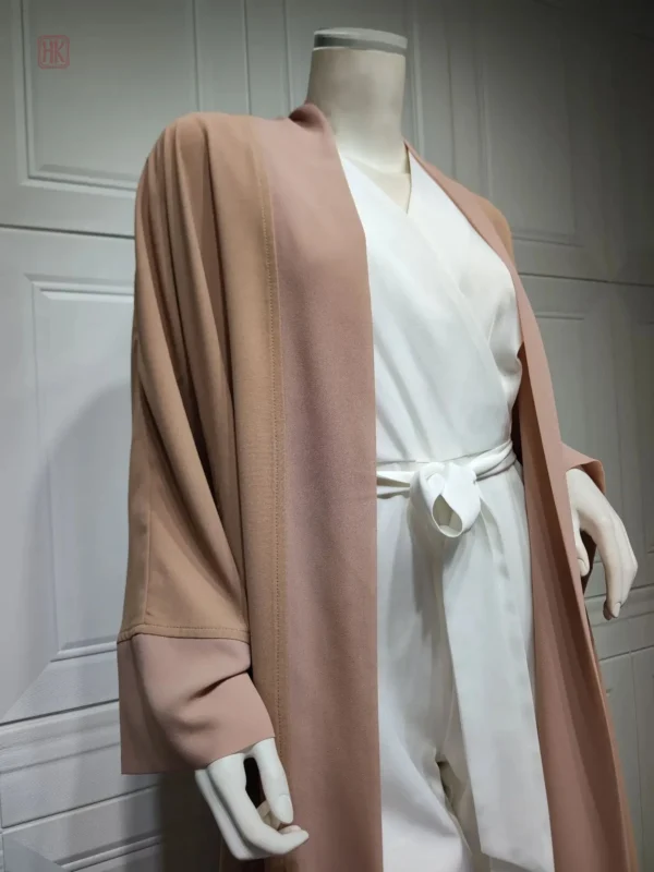 Abaya kimono beige, facile à porter et à assortir