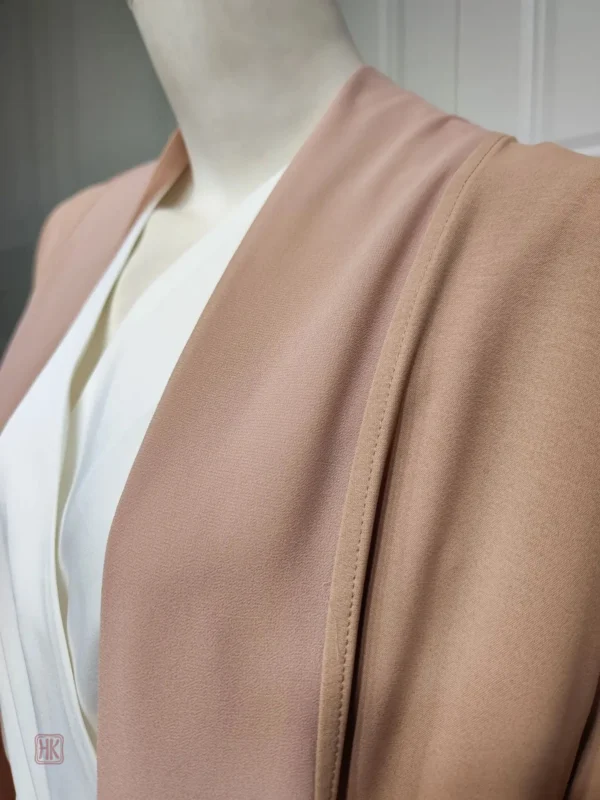 Vêtement féminin beige, parfait pour une soirée élégante