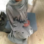 Abaya grise fluide, parfaite pour toutes occasions