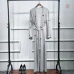 Vêtement kimono gris, style chic et décontracté