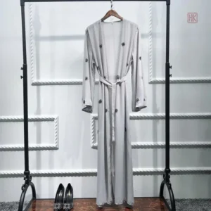 Vêtement kimono gris, style chic et décontracté