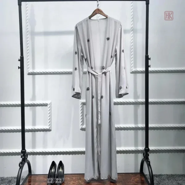 Vêtement kimono gris, style chic et décontracté