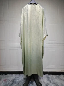 Vêtement kimono satin, coupe moderne et raffinée