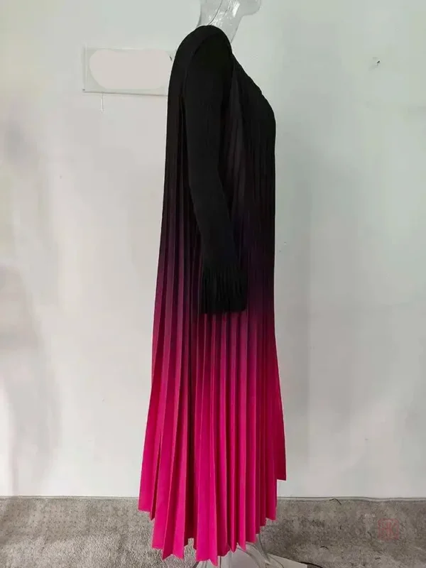 Vêtement traditionnel, abaya en rose dégradé plissé