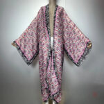 Kimono rose élégant avec motifs floraux