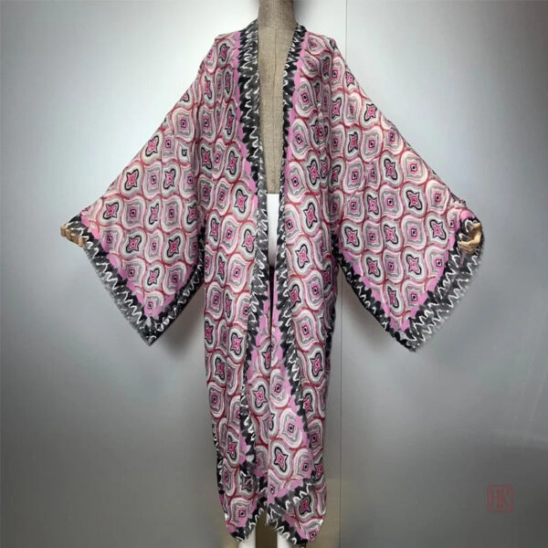 Kimono rose élégant avec motifs floraux