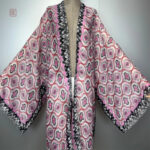 Abaya légère avec motifs colorés