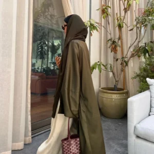 Vêtement ample en olive, parfait pour toutes les occasions