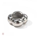 Bague large au design épuré pour un style moderne