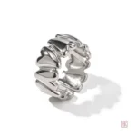 Accessoire féminin : bague en cœur, parfaite pour toutes occasions
