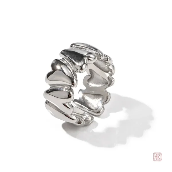 Accessoire féminin : bague en cœur, parfaite pour toutes occasions