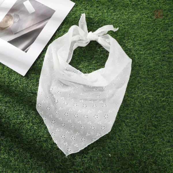 Accessoire mode féminin avec motif floral élégant