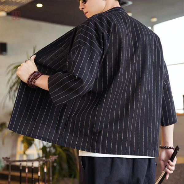 Veste kimono noire, parfaite pour un look chic et relaxé