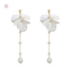 Accessoire mode : boucles d'oreilles pendantes à perles