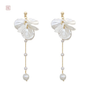Accessoire mode : boucles d'oreilles pendantes à perles