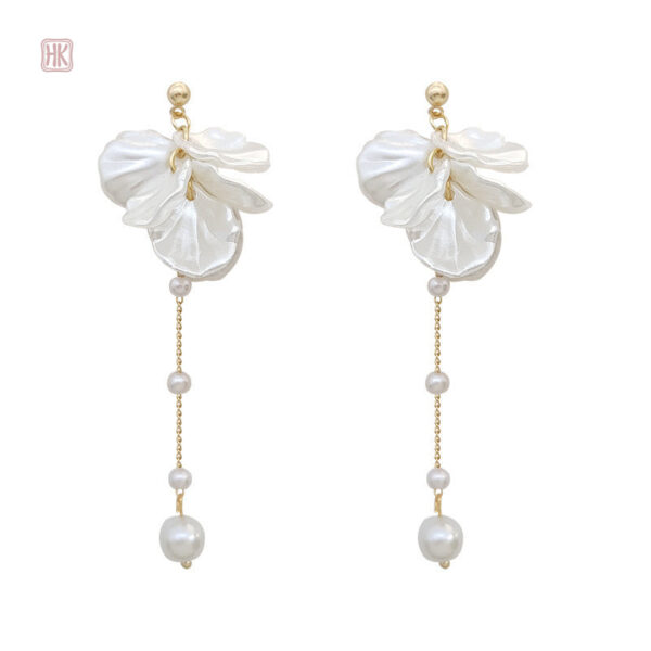 Accessoire mode : boucles d'oreilles pendantes à perles