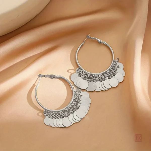 Accessoire mode : boucles d'oreilles créoles tendance avec décorations