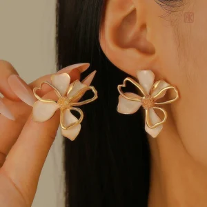 Boucles d'oreilles dorées en forme de fleur colorée