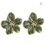 Accessoire féminin : boucles d'oreilles fleur vintage raffinées