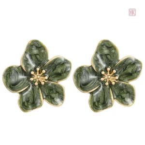 Accessoire féminin : boucles d'oreilles fleur vintage raffinées