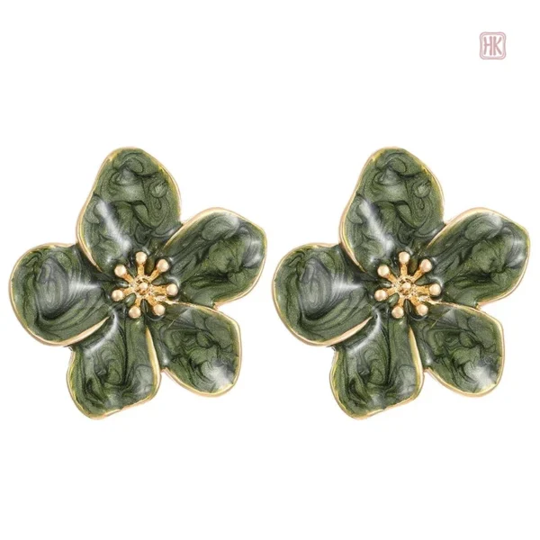 Accessoire féminin : boucles d'oreilles fleur vintage raffinées