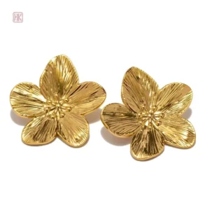 Accessoire mode : boucles d'oreilles fleuries au style rétro
