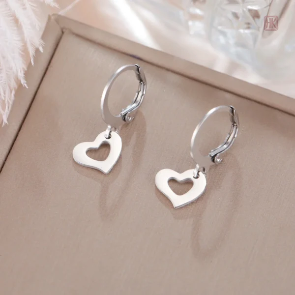 Stylées boucles d'oreilles coeur pour un look unique