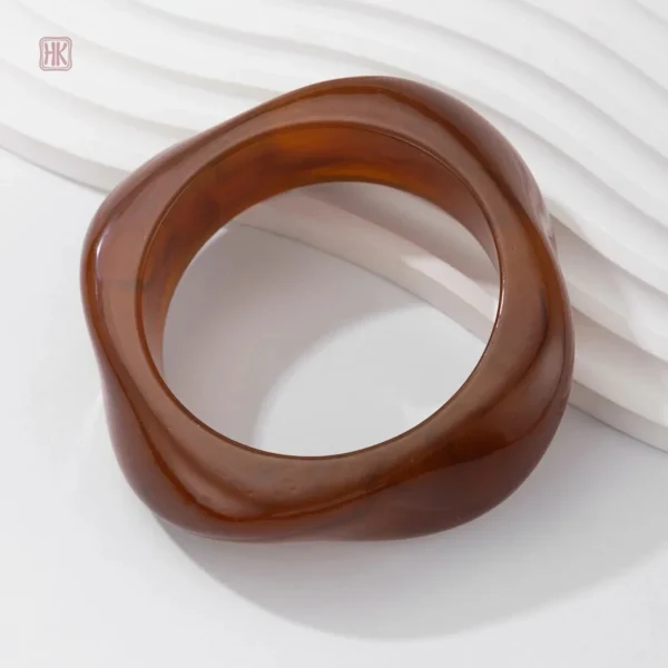 Bijou élégant : bracelet femme en résine vintage