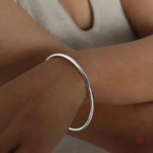 Bracelet en acier inoxydable épuré pour femmes tendance