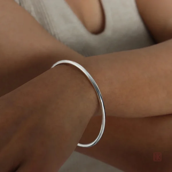 bracelet-epure-en-acier-inoxydable-1 Bracelet en acier inoxydable épuré pour femmes tendance