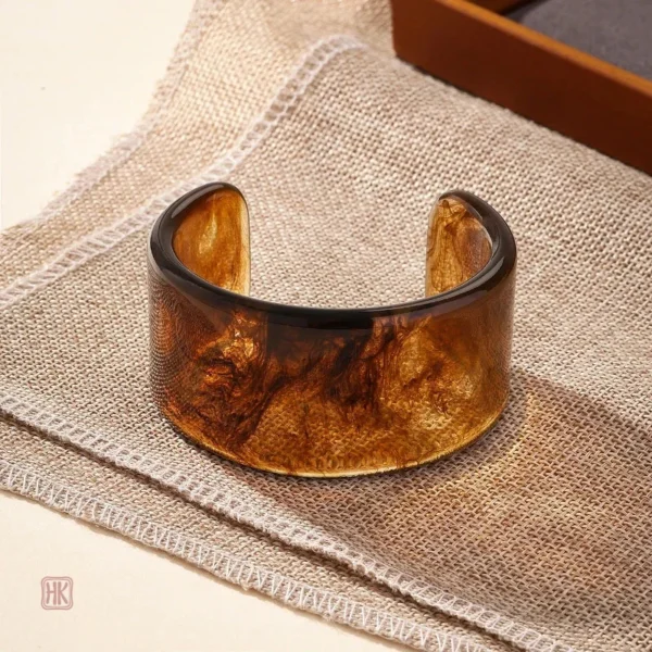 Bracelet en ambre, style manchette, accessoire féminin élégant